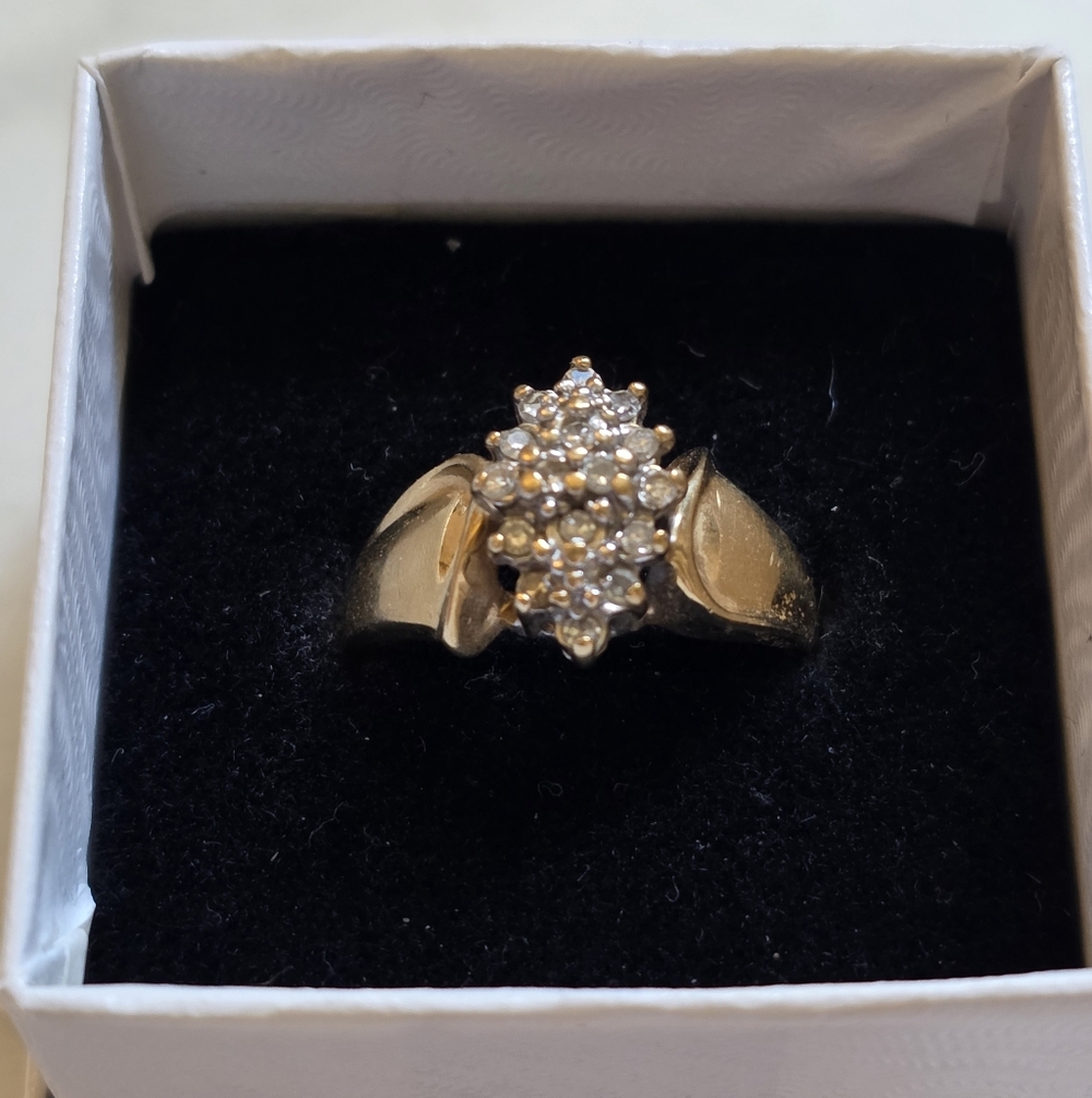 Elegant 10ktGold Cluster Ring